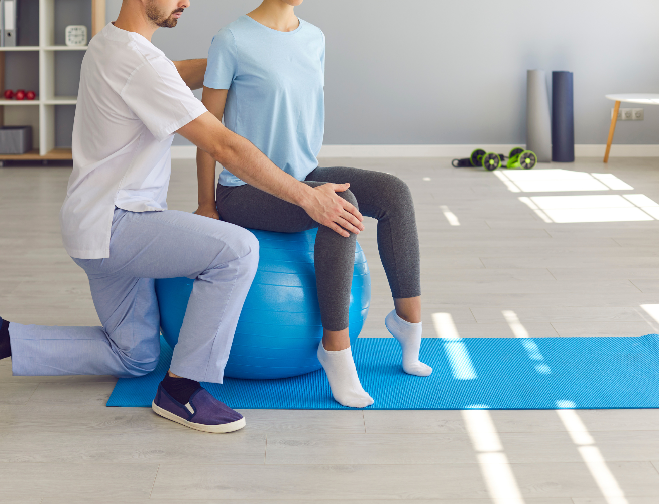 Mujer haciendo ejercicios en pelota de pilates
